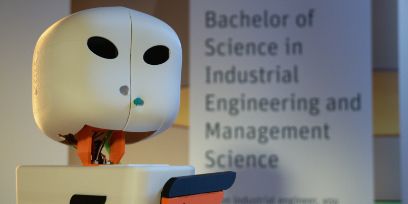 Weisser Quiz-Roboter mit beweglichem Kopf und seitlichen Flügeln