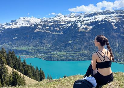 Maria Vives - Wanderung in den Schweizer Bergen