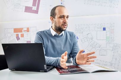 «Neugier, Eigeninitiative und kritisches Denken fördern»: Yacine Michaelis begleitet Studierende auf ihrem Weg zur unternehmerischen Tätigkeit. (Foto: Guy Perrenoud)