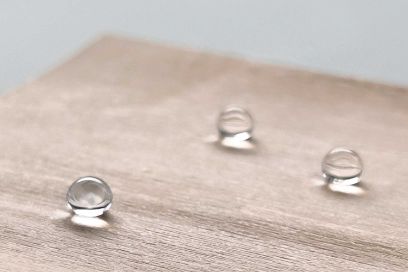 Durch die veränderten Mikro- und Nanostrukturen des Holzes perlt Wasser von der Oberfläche ab. (Foto: BFH)