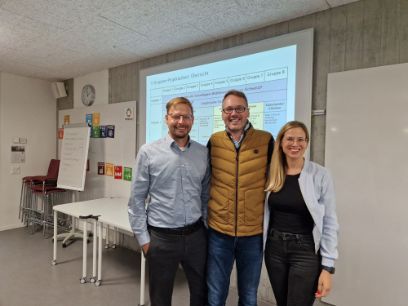 von links: Sven Feurer, Co-Leiter Institut Marketing & Global Management; Cyrill Bätscher, Gründer und CEO Raylution; Elisa Konya-Baumbach, Dozentin Entrepreneurial Marketing