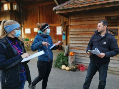 Studierende im Gespräch mit dem Betriebsleiter. Foto: Bern 2020, BFH-HAFL