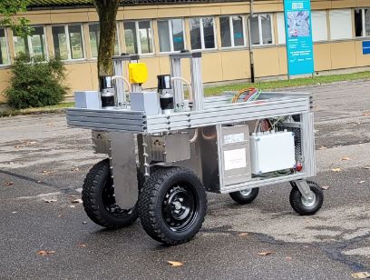 Le E-Weeder est monté sur ce véhicule qui se déplace de manière autonome dans les rangs et met l’appareil en position. (Photo: BFH-HAFL) 