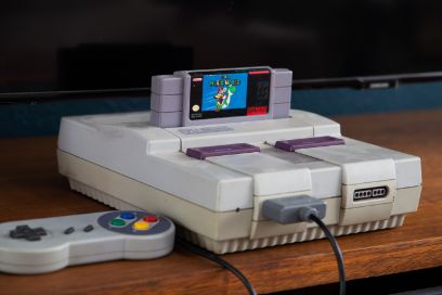 Alte Nintendo-Konsole mit SuperMario-Spiel