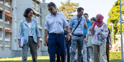 Emanuela Chiapparini (links) und Regierungspräsident Philippe Müller auf einem Spaziergang in Bümpliz.