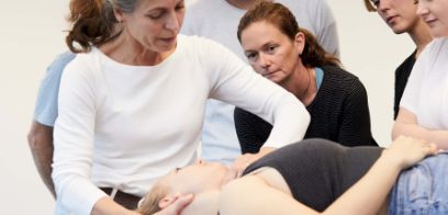 Bebilderung eines praktischen Kurses der Physiotherapie.