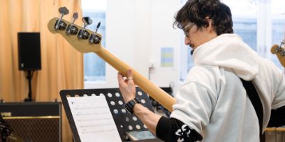 «Ich würde das CAS allen Musiker*innen empfehlen. Gerade für klassische Musiker*innen, die in der Regel wenig mit Aufnahme und Produktion von Musik zu tun haben, ist diese Erfahrung meiner Meinung nach sehr empfehlenswert.» – Joshua Uhland, Absolvent des CAS Komposition & Musiktechnologie FS22