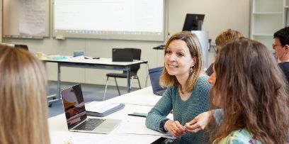 Eine Case Managerin oder ein Case Manager steuert während einer definierten Zeitspanne den Unterstützungsprozess und stellt sicher, dass die richtigen Leistungen zum richtigen Zeitpunkt von den richtigen Akteuren erbracht werden.