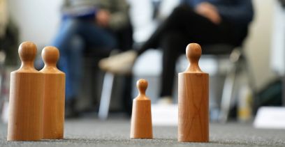 Drei Frauen sitzen einander gegenüber