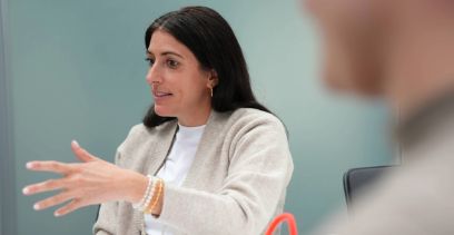 Sechs Spielfiguren stehen auf dem Boden.