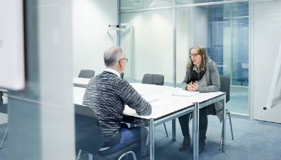 Kursteilnehmerinnen diskutieren am Tisch