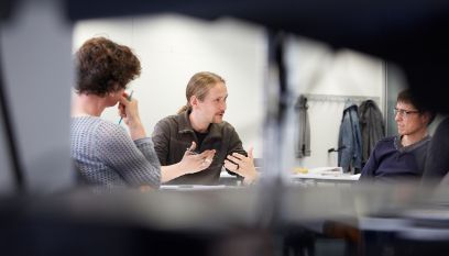 Kursteilnehmende im Gespräch