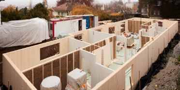 Ansicht eines Untergeschosses in Holz während der Bauphase