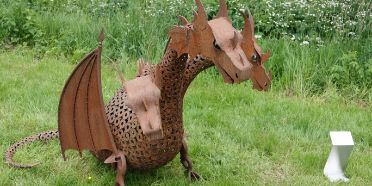 Dreiköpfiger Drache, geschmiedet aus Eisenteilen.